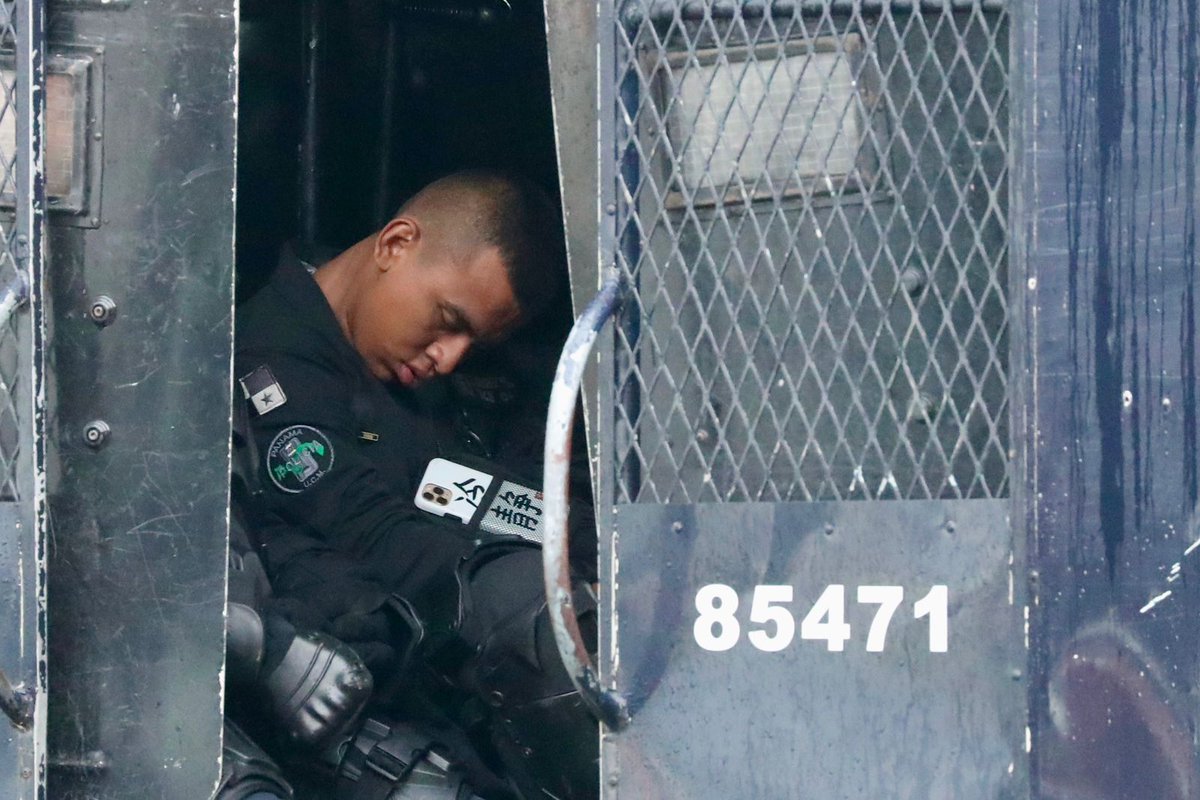 Día 20 de la HUELGA 🔥
Mientras la resistencia popular se fortalece, los cuerpos represivos del Estado se rinden al cansancio.
No es para menos: cuando se obedece a la irracionalidad, el músculo flaquea y el cerebro se atrofia.