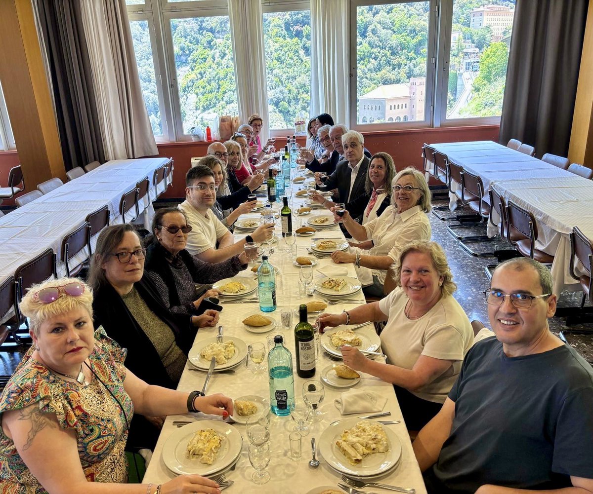 ⛰️ Avui hem visitat l’Abadia de Montserrat, amb motiu del seu mil·lenari. 

Ens ha rebut el prior, el G. Jordi Puigdevall, i posteriorment hem assistit a  la missa conventual. 

Que per mil anys més il·lumineu la catalana terra i ens guieu cap al Cel!