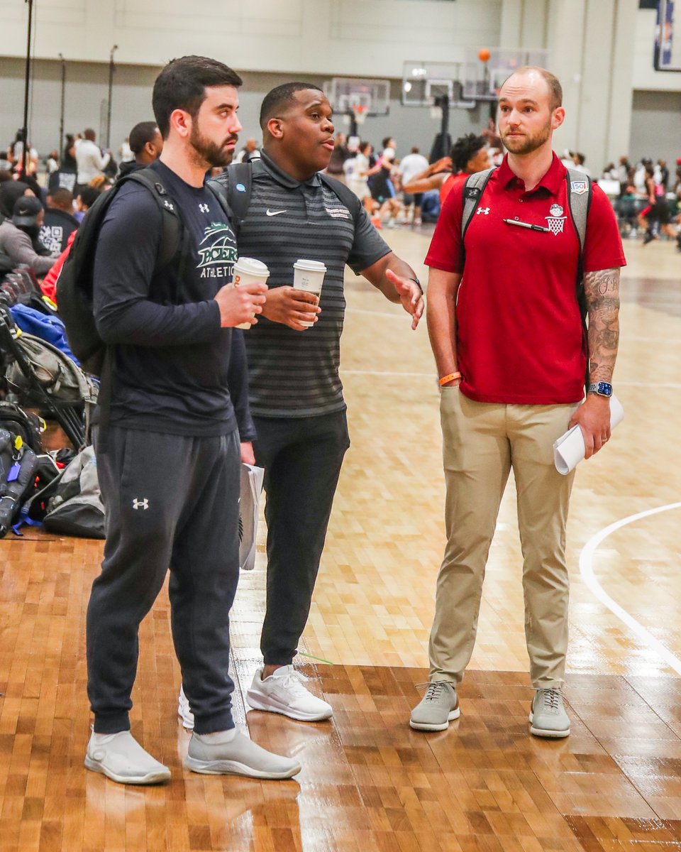 PhenomMixtapes's tweet photo. 8AM games have tipped off and coaches are in the building...#PhenomG3LIVE #PhenomHoops https://t.co/zQYXH3ONmJ