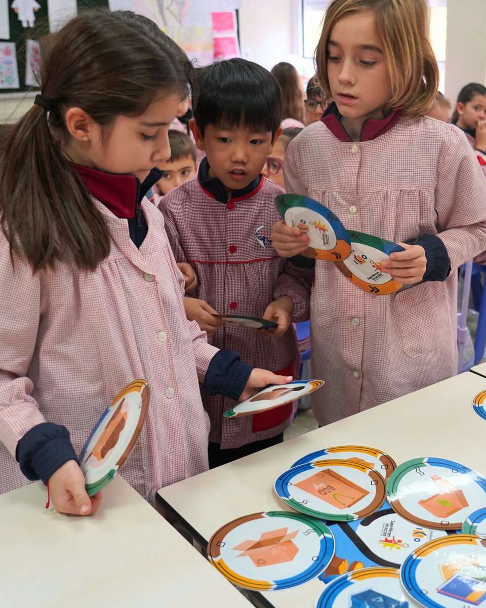 Fundación ICO (@fundacionico) on Twitter photo ♻️ En el #DíaDelReciclaje destacamos la importancia de educar en sostenibilidad desde la infancia a través proyectos como <a href="/superheroes_ico/">SuperHéroes en Acción. Economía Circular y ODS</a>, impulsado por <a href="/Natur_Siglo_XXI/">Natur del Siglo XXI</a> junto a la #FundaciónICO en colegios de la Comunidad de Madrid.
¡Por una educación sostenible!⁵ ♻️ En el #DíaDelReciclaje destacamos la importancia de educar en sostenibilidad desde la infancia a través proyectos como <a href="/superheroes_ico/">SuperHéroes en Acción. Economía Circular y ODS</a>, impulsado por <a href="/Natur_Siglo_XXI/">Natur del Siglo XXI</a> junto a la #FundaciónICO en colegios de la Comunidad de Madrid.
¡Por una educación sostenible!⁵