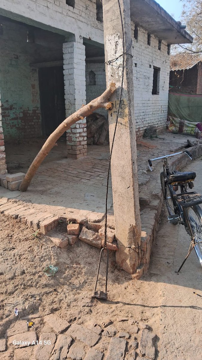 SwaroopLko's tweet photo. #बाराबंकी : हैदरगढ़ क्षेत्र के सराय चौबे गाँव में बिहारी गौतम के पास लगा जर्जर विद्युत पोल हादसे को दावत दे रहा है, पिछले दो महीने से टूटा पड़ा है विद्युत पोल। शिकायत के बाद भी नहीं हो रही सुनवाई। 
@CMOfficeUP
@myogioffice
@aksharmaBharat
@UPPCLLKO 
@UPGovt 
@BarabankiD https://t.co/0JzaHXTbMi