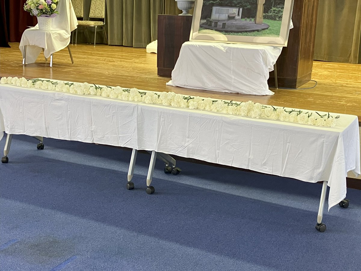 アクション80（仮）結成総会の前に「第21回追悼集会」が行われる。

参加者による献花。

今回は追悼碑破壊直前の集会のように会場が満杯になるほどではありませんでしたが、大体参加者数は100人超。

再出発の集会としては、集まった方だと思います。
神奈川・東京・埼玉など県外からの参加者も。