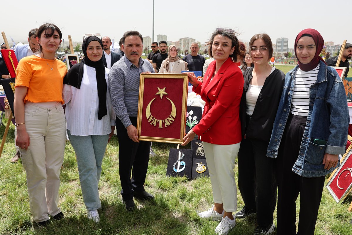 Valimiz Sayın Gökmen Çiçek, Gençlik ve Spor İl Müdürlüğünün ev sahipliğinde düzenlenen Resim ve Sanat Sergisi'ni ziyaret etti.