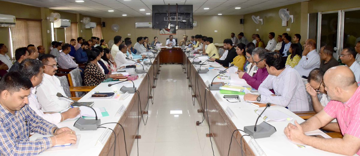 આજરોજ જિલ્લા સંકલન અને ફરિયાદ સમિતિની માસિક  બેઠકમાં ઉપસ્થિત સંકલન સમિતિના અધિકારીઓને   પરસ્પરનાં સંકલનમાં રહીને પ્રજા લક્ષી કાર્ય ઝડપથી કરવા અનુરોધ કર્યો હતો તથા જનપ્રતિનિધિશ્રીઓ દ્વારા પૂછવામાં આવતા પ્રશ્નો, રજૂઆતો પ્રત્યે પણ તુરંત જ પ્રતિસાદ આપવા  જણાવ્યું હતું. ઉપરાંત ચોમાસુ