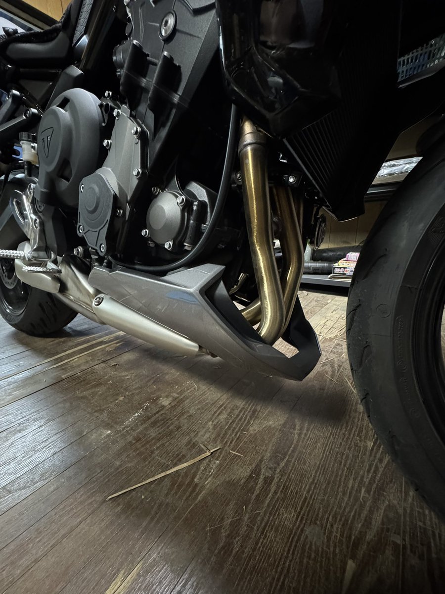 1000キロ点検終了。
シリンダーヘッドからのオイル滲みは確認して貰い保証修理申請できた。様子見て修理になる模様。
タイベル調整のカバーからも滲んでたのでこちらも様子見。
とりあえずSSTR参加出来そうなので新古品のベリーパンを取付。
雨対策考えねば。
#tigersport