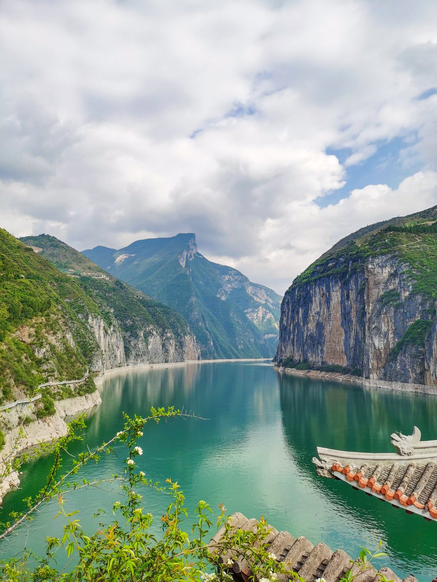 Embark on an enchanting adventure from Himalayan peaks to the robust charm of the Yangtze - China's heartbeat. Come, witness the diverse beauty with us. 😍🛳️💫 

#YangtzeRiver #ChinaTravel #CruiseLife #MajesticTravel 🌐
