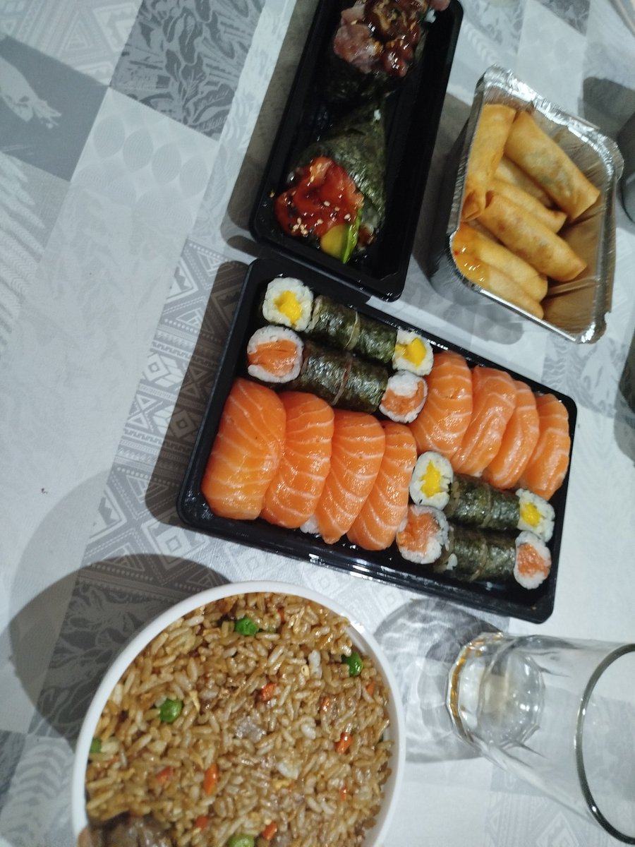 black_woman0's tweet photo. Bon profit 🤤🤤 #lovesushi https://t.co/UfHOr9J88M
