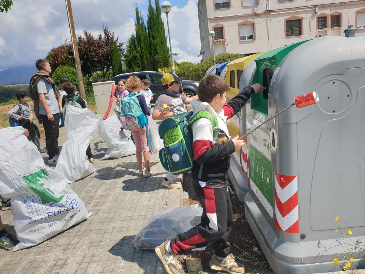 fontdelroure's tweet photo. participar en la campanya “Let’s Clean Europe Up!” juntament amb @crpanoia i l’@AjMasquefa! Una acció comuna arreu d’Europa que va servir per conscienciar sobre els residus a la natura i promoure la seva recollida. ♻️💚@residuscat
#LetsCleanEurope #MasquefaNeta #Sostenibilitat https://t.co/vUjYxlfkKz