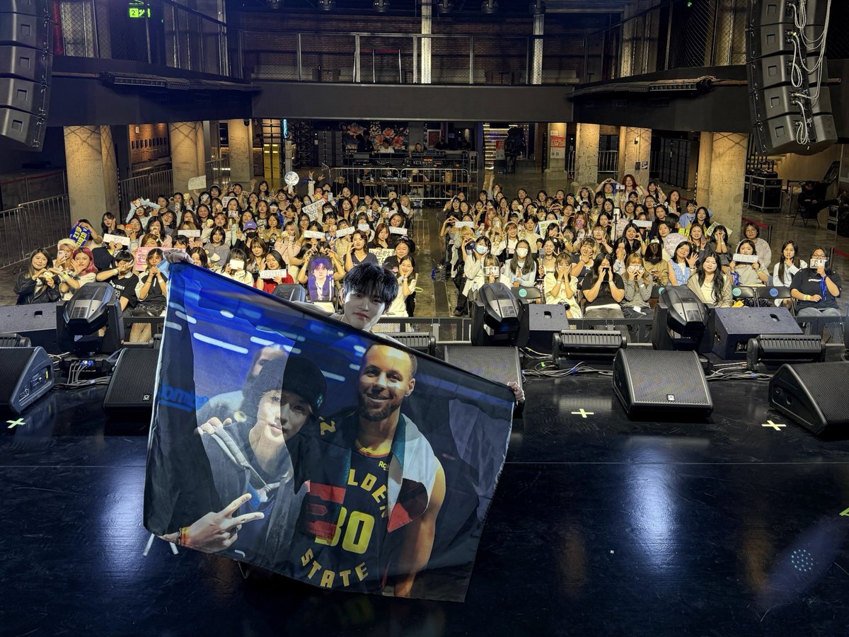 저의 첫 쇼케이스 너무너무 잘마무리했다~~ 중국팬들도 한국팬들도 여러나라팬들도 보러와줘서 너무너무 고마워요 앞으로 여러곳에서 또 여러무대를 합시다 레츠기릿

在国内的首次首唱会圆满结束～～感谢那么多人来支持我！今天真的玩得很开心非常难忘的一天，之后一定会有更多机会的 let's go