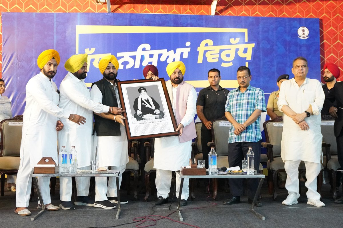BhagwantMann's tweet photo. ਅੱਜ ਲੁਧਿਆਣਾ ਦੇ ਪਿੰਡ ਨਾਰੰਗਵਾਲ ਵਿਖੇ ਕੌਮੀ ਕਨਵੀਨਰ ਅਰਵਿੰਦ ਕੇਜਰੀਵਾਲ ਜੀ ਨਾਲ 'ਨਸ਼ਾ ਮੁਕਤੀ ਯਾਤਰਾ' ਦੀ ਸ਼ੁਰੂਆਤ ਕੀਤੀ। ਪੰਜਾਬ ਦੇ ਇਨਕਲਾਬੀ ਲੋਕਾਂ ਨੂੰ ਆਪਣੇ ਇਲਾਕੇ 'ਚ ਨਸ਼ਾ ਨਾ ਵਿਕਣ ਦੇਣ ਤੇ ਨਸ਼ੇ ਤੋਂ ਪੀੜਤ ਲੋਕਾਂ ਦਾ ਇਲਾਜ ਕਰਵਾਉਣ ਦੀ ਸਹੁੰ ਚੁਕਾਈ।
ਨਸ਼ਿਆਂ ਵਿਰੁੱਧ ਵਿੱਢੀ ਮੁਹਿੰਮ ਤਹਿਤ ਨਸ਼ਾ ਤਸਕਰ ਦੇ ਘਰ ਢਾਹੁਣ ਦਾ ਪਹਿਲਾ ਟੱਕ ਪਿੰਡ ਨਾਰੰਗਵਾਲ ਤੋਂ ਹੀ ਲਗਾਇਆ ਗਿਆ ਸੀ। ਹੁਣ 'ਨਸ਼ਾ ਮੁਕਤੀ ਯਾਤਰਾ' ਕੱਢੀ ਜਾ ਰਹੀ ਹੈ। ਜਿਸ ਦਾ ਉਦੇਸ਼ ਪੰਜਾਬ ਨੂੰ ਨਸ਼ਿਆਂ ਦੀ ਲਪੇਟ ਤੋਂ ਬਾਹਰ ਕੱਢ ਕੇ ਸਿਹਤਮੰਦ, ਸਸ਼ਕਤ ਅਤੇ ਉੱਜਵਲ ਭਵਿੱਖ ਵੱਲ ਲੈ ਕੇ ਜਾਣਾ ਹੈ। ਸਾਡੀ ਸਰਕਾਰ ਦਾ ਵੀ ਮੁੱਖ ਮਕਸਦ ਪੰਜਾਬ ਨੂੰ ਨਸ਼ਾ ਮੁਕਤ ਬਣਾਉਣਾ ਹੈ। ਜਿਸ ਦੇ ਲਈ ਅਸੀਂ ਸੂਬੇ ਦੇ ਹਰ ਪਿੰਡ ਅਤੇ ਵਾਰਡ ਪੱਧਰ ਦੇ ਹਰ ਇੱਕ ਵਿਅਕਤੀ ਤੱਕ ਪਹੁੰਚ ਕਰਾਂਗੇ ਤਾਂ ਜੋ ਇਸ ਭੈੜੀ ਅਲਾਮਤ ਨੂੰ ਖ਼ਤਮ ਕੀਤਾ ਜਾ ਸਕੇ। ਅਸੀਂ ਨੌਜਵਾਨਾਂ ਨੂੰ ਵੀ ਅਪੀਲ ਕਰਦੇ ਹਾਂ ਕਿ ਉਹ ਨਸ਼ਿਆਂ ਤੋਂ ਦੂਰ ਰਹਿਣ ਅਤੇ ਸਮਾਜ ਨੂੰ ਵੀ ਇਸ ਬੁਰਾਈ ਤੋਂ ਮੁਕਤ ਕਰਵਾਉਣ ਵਿੱਚ ਪਾਰਟੀਬਾਜ਼ੀ ਤੋਂ ਉੱਪਰ ਉੱਠ ਕੇ ਆਪਣੀ ਅਹਿਮ ਭੂਮਿਕਾ ਨਿਭਾਉਣ।
----
आज लुधियाना के गांव नारंगवाल में राष्ट्रीय संयोजक अरविंद केजरीवाल जी के साथ 'नशा मुक्ति यात्रा' की शुरुआत की। पंजाब के क्रांतिकारी लोगों को अपने क्षेत्र में नशा ना बिकने देने और नशे से पीड़ित लोगों का इलाज करवाने की शपथ दिलाई।
नशे के खिलाफ छेड़ी गई इस मुहिम के तहत नशा तस्करों के घरों को ध्वस्त करने की पहली कार्यवाही गांव नारंगवाल से ही शुरू की गई थी। अब 'नशा मुक्ति यात्रा' निकाली जा रही है, जिसका उद्देश्य पंजाब को नशे की गिरफ़्त से बाहर निकालकर एक स्वस्थ, सशक्त और उज्ज्वल भविष्य की ओर ले जाना है। हमारी सरकार का भी मुख्य उद्देश्य पंजाब को नशा मुक्त बनाना है। इसके लिए हम राज्य के हर गांव और वार्ड स्तर के हर व्यक्ति तक पहुंच बनाएंगे ताकि इस बुराई का अंत किया जा सके। हम नौजवानों से भी अपील करते हैं कि वे नशे से दूर रहें और समाज को भी इस बुराई से मुक्त करवाने में दलगत राजनीति से ऊपर उठकर अपनी अहम भूमिका निभाएं।