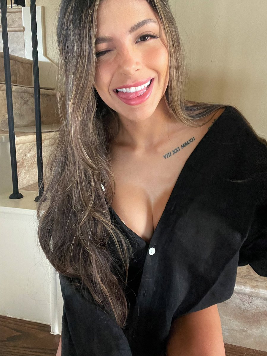 Chi mi sente qui, venga a prendere un appuntamento per divertirsi con me, scrivami in dm se vuole svuotarsi le palle 🥰🍑🍆