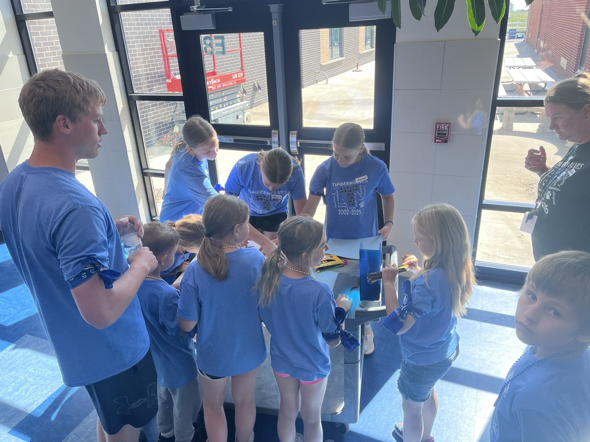 Mandery's tweet photo. Poster contest during the Last Howl Celebration. #emwolves https://t.co/tDGyjxmoqp