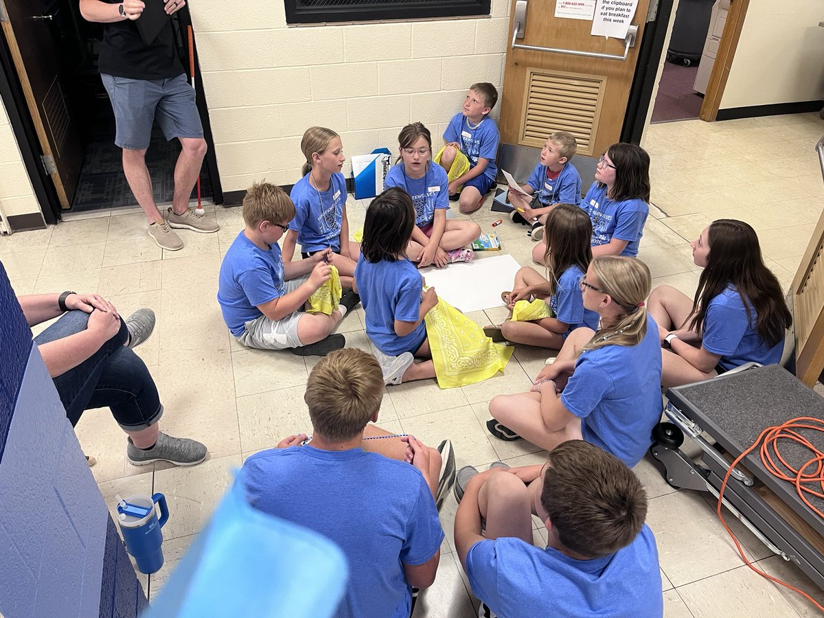 Mandery's tweet photo. Poster contest during the Last Howl Celebration. #emwolves https://t.co/tDGyjxmoqp
