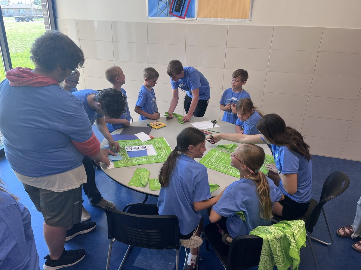Mandery's tweet photo. Poster contest during the Last Howl Celebration. #emwolves https://t.co/tDGyjxmoqp