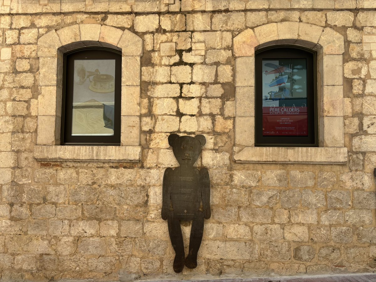🪟Les finestres del carrer 
Sant Pere tenen història!
Eren les obertures de la casa pairal de la família Terradas, construïda per l’arquitecte Martín Zermeño l’any 1767. Avui, mostren les activitats que programem cada setmana al #MuseujoguetCat