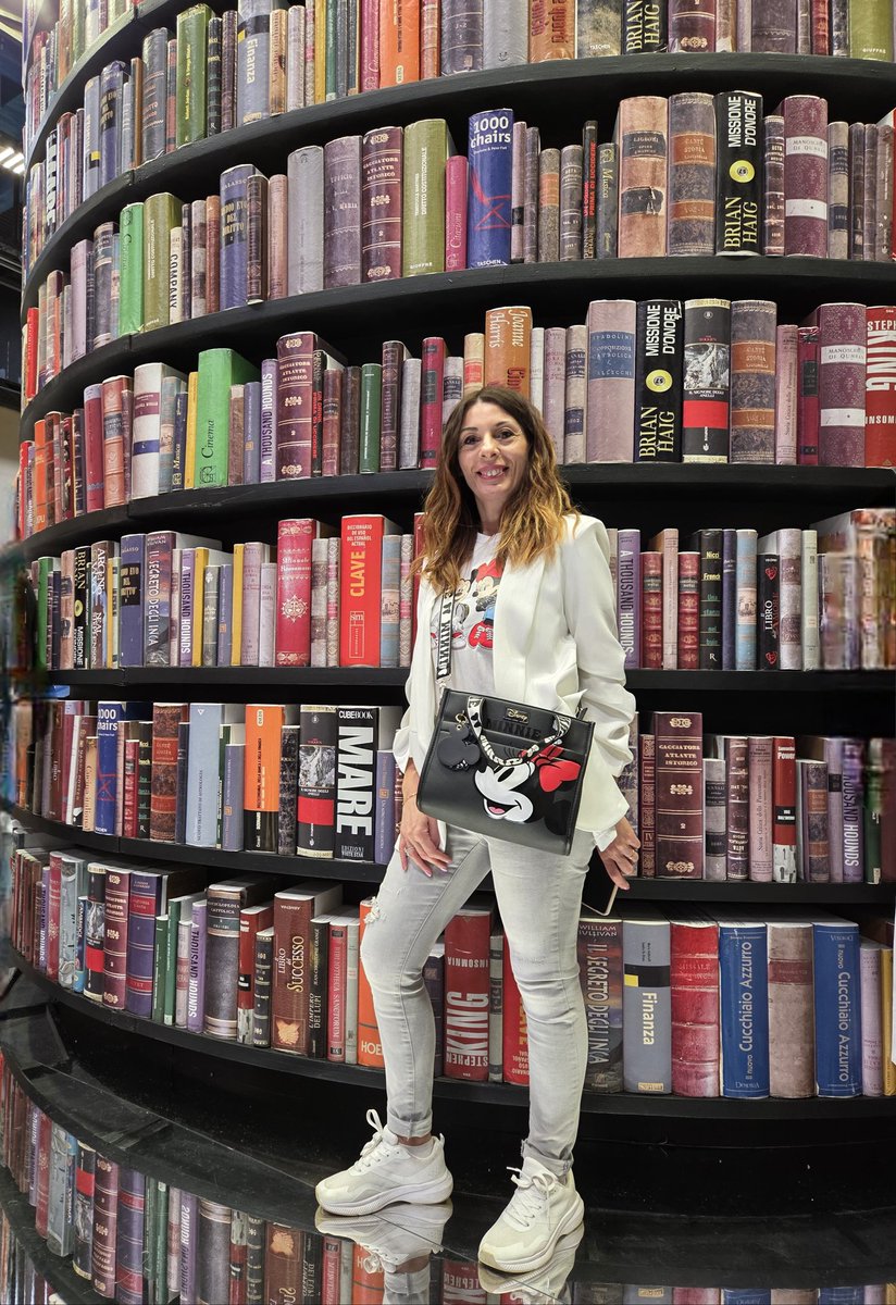 TizianaMossa's tweet image. Immersa nel cuore pulsante del Salone del Libro di Torino! 🤩📚 Oggi l'energia è incredibile, un'esplosione di storie e passioni letterarie, ogni angolo è una scoperta, un invito alla lettura. 📖

#SalTo25 #SaloneLibro #Torino #WeekendDiLibri #Cultura