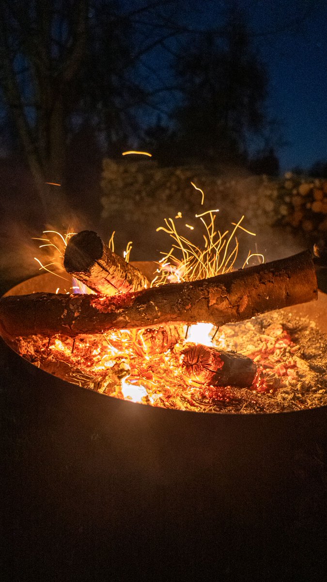 podbukovc's tweet image. Sitting by the bonfire feels like &quot;safe &amp;amp; coming home&quot;, isn&apos;t it?  🙂🔥❤️🙂

#ifeelsLOVEnia #Podbukovc #SlowLiving