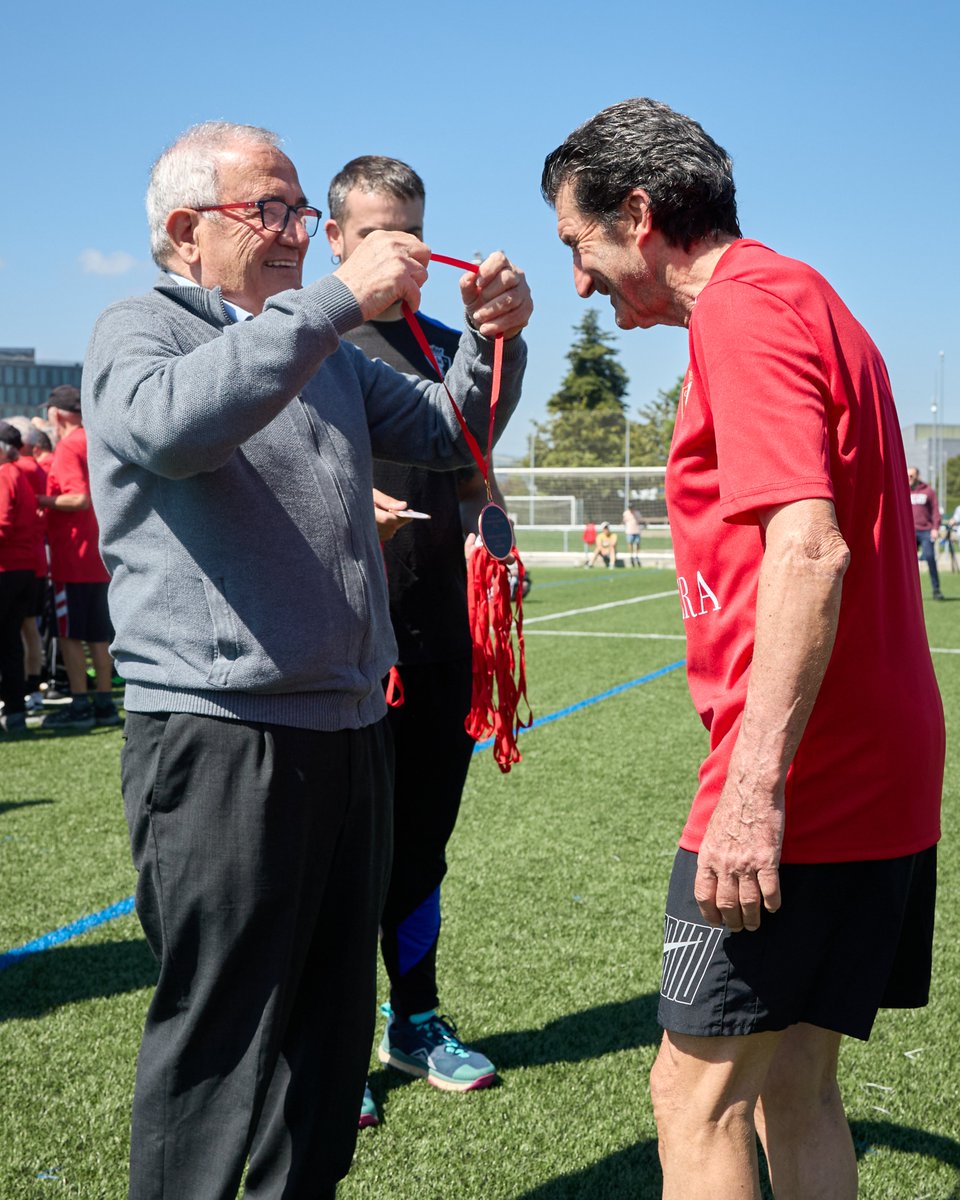 Osasuna's tweet photo. ❤️ Luis Sabalza, presidente de Osasuna, ha entregado esta mañana las medallas a los participantes de FutboleANDO, la escuela de fútbol para mayores de 65 años.

En la fiesta final de la actividad, que se ha desarrollado en Tajonar, los integrantes han disputado partidos y han llevado a cabo una dinámica intergeneracional con hijos y nietos de los participantes que ha concluido con la disputa de un partido y lanzamiento de penaltis.