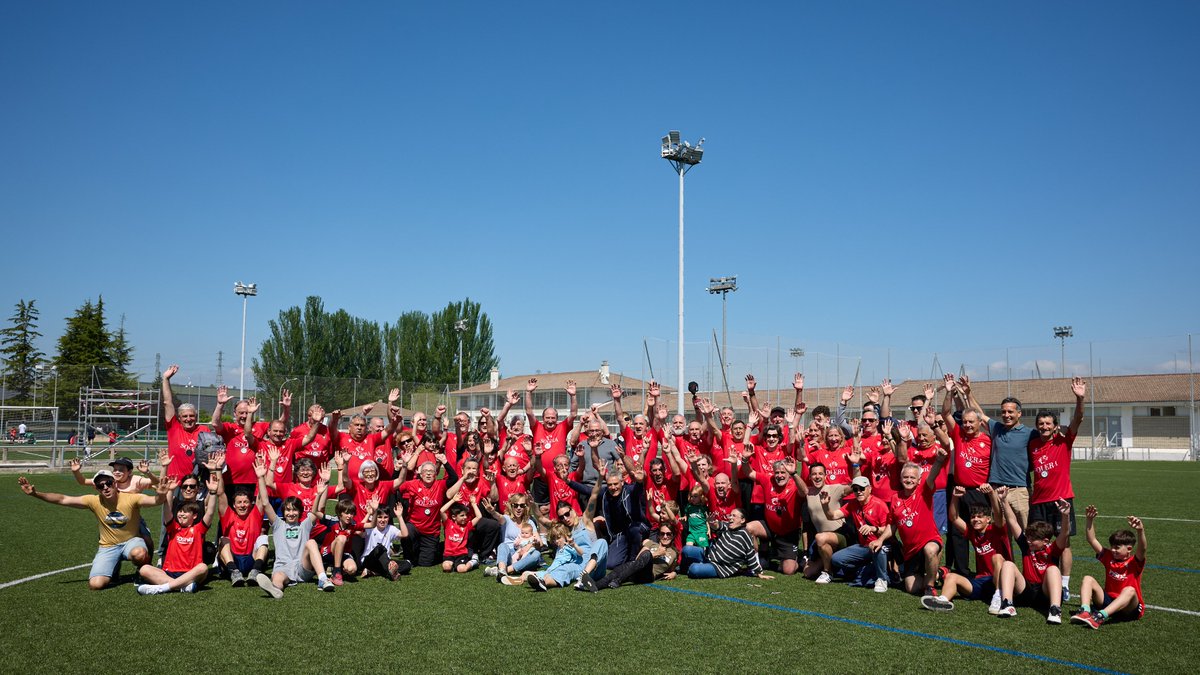 Osasuna's tweet photo. ❤️ Luis Sabalza, presidente de Osasuna, ha entregado esta mañana las medallas a los participantes de FutboleANDO, la escuela de fútbol para mayores de 65 años.

En la fiesta final de la actividad, que se ha desarrollado en Tajonar, los integrantes han disputado partidos y han llevado a cabo una dinámica intergeneracional con hijos y nietos de los participantes que ha concluido con la disputa de un partido y lanzamiento de penaltis.
