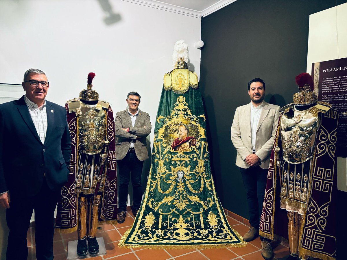 🪡 Ayer asistimos a la inauguración de la exposición ‘El despertar de un dios. 40 años del descubrimiento de Chiribello’ en el Museo Comarcal Velezano ‘Miguel Guirao’ en Vélez-Rubio.

Colaboramos con esta exposición con el manto de Octavio augusto y dos tribunos Infantería Romana