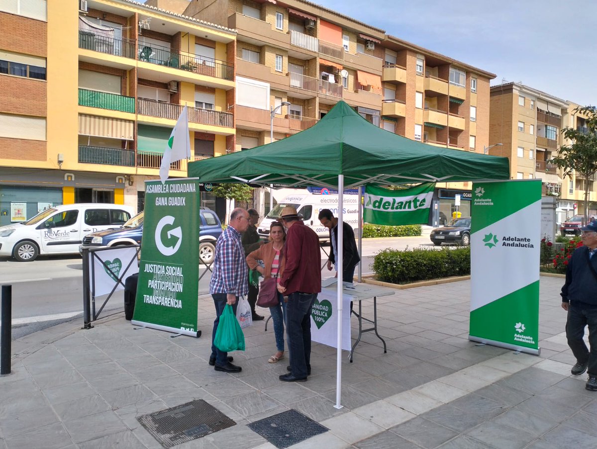 Esta mañana en Guadix hemos estado recogiendo firmas en defensa de la sanidad pública andaluza.