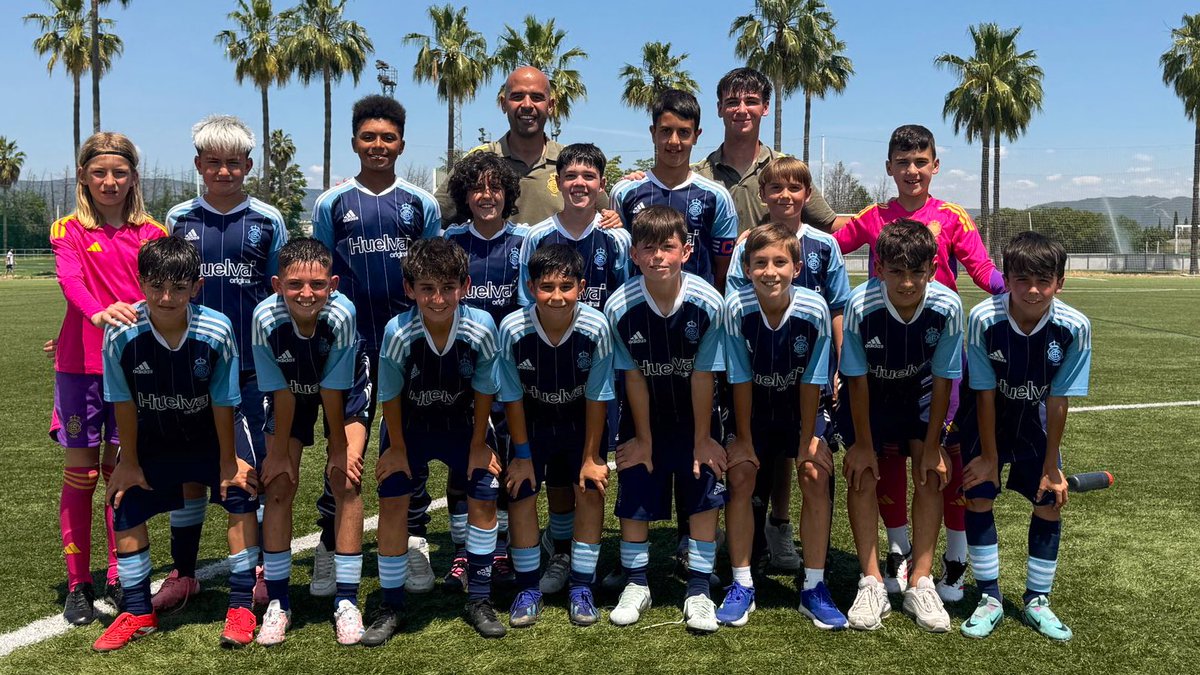 futbol_onubense's tweet photo. Felicitamos al Alevín del #Recre por haber conseguido ser el mejor Alevín de la historia del Decano del Fútbol Español.

Todos los jugadores son de Huelva y Provincia, con @raulrpb como técnico, muy meritorio. 

Enhorabuena a jugadores, cuerpo técnico y familiares. 💙🤍 https://t.co/Zh8mJ0MzO6