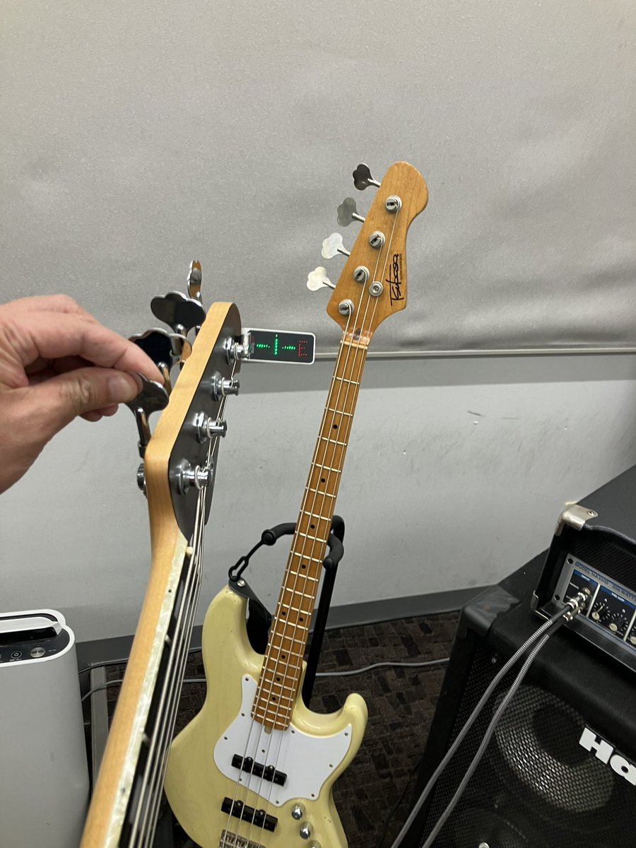shin_ichi_ro_K's tweet photo. スタジオ個人練習で二時間
いろいろ試してみたけど
コイツ一本で賄える確信
これからが楽しみだ😊
#企業公式じゃない個人はベーシスト
#TsubasaGuitarWorkshop
#micawber
#unituneclip
#石川県X会 https://t.co/nf3VtrsTY2