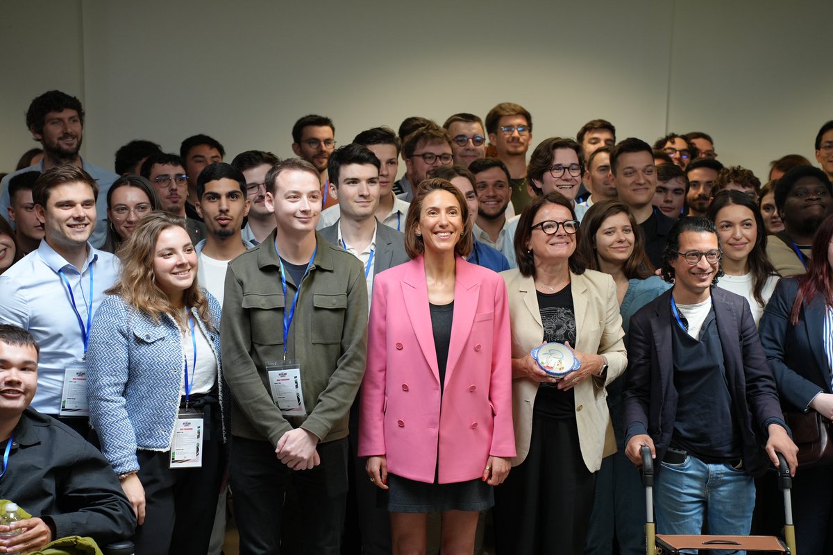ValerieHayer's tweet photo. Toujours une joie de retrouver aujourd’hui à Rennes les @JeunesMacron de Bretagne, Normandie, Pays de la Loire et Centre-Val de Loire.

Cher @Ambroise_Mejean sois fier de ton mouvement qui depuis bientôt 10 ans porte haut et fort les couleurs européennes ! https://t.co/3EX8aiaykH