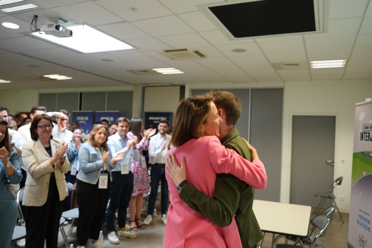 ValerieHayer's tweet photo. Toujours une joie de retrouver aujourd’hui à Rennes les @JeunesMacron de Bretagne, Normandie, Pays de la Loire et Centre-Val de Loire.

Cher @Ambroise_Mejean sois fier de ton mouvement qui depuis bientôt 10 ans porte haut et fort les couleurs européennes ! https://t.co/3EX8aiaykH
