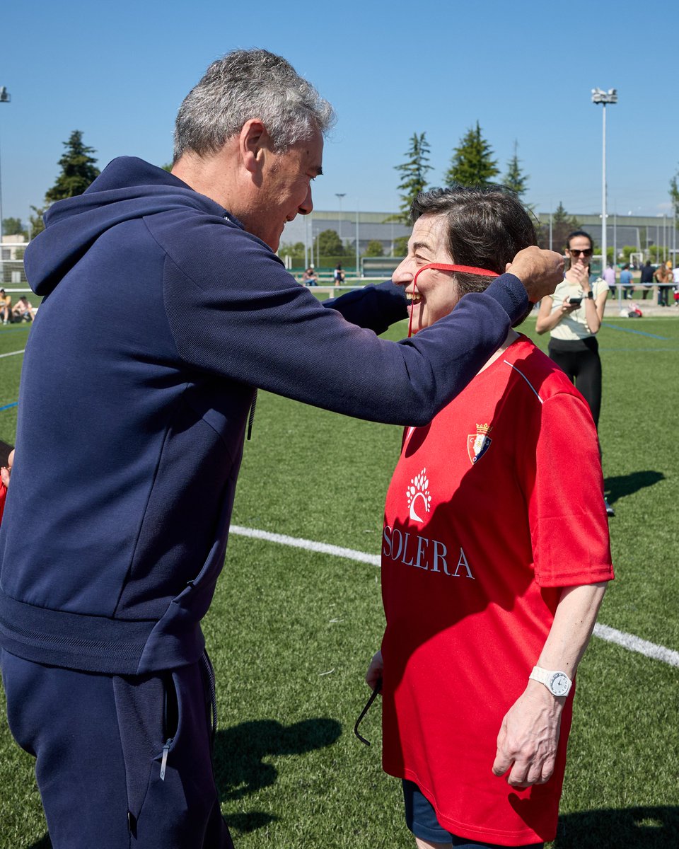 Osasuna's tweet photo. ❤️ Luis Sabalza, presidente de Osasuna, ha entregado esta mañana las medallas a los participantes de FutboleANDO, la escuela de fútbol para mayores de 65 años.

En la fiesta final de la actividad, que se ha desarrollado en Tajonar, los integrantes han disputado partidos y han llevado a cabo una dinámica intergeneracional con hijos y nietos de los participantes que ha concluido con la disputa de un partido y lanzamiento de penaltis.