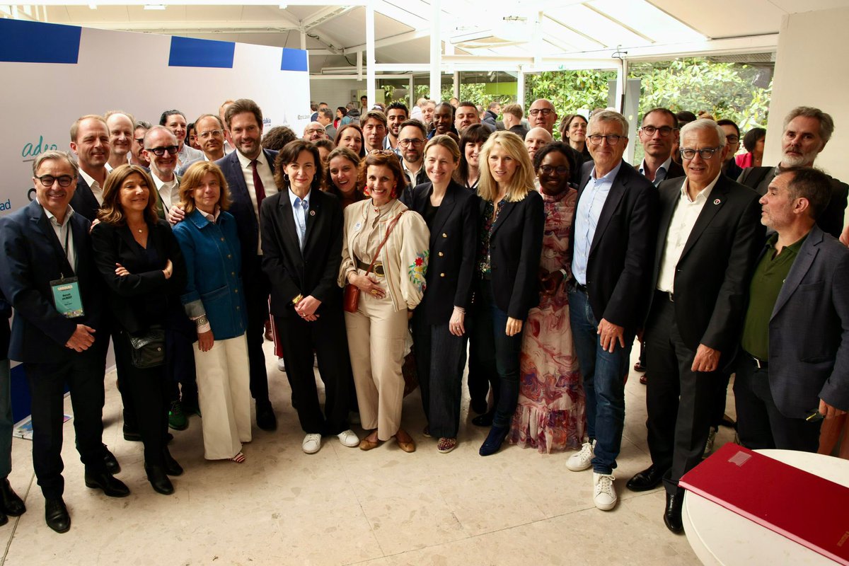 Aux côtés de Sylvain Reymond <a href="/communauteLESE/">Les entreprises s’engagent</a> et de <a href="/ThibautGuilluy/">Thibaut Guilluy</a>, la Ministre du Travail et de l'Emploi <a href="/AstridPanosyan/">Astrid Panosyan-Bouvet</a> et la Ministre des sports <a href="/MarieBarsacq/">marie barsacq</a> sont venus saluer l’engagement de l’ensemble des acteurs du #FestivalUniques 

Tous unis pour l’égalité des chances🙌🏼