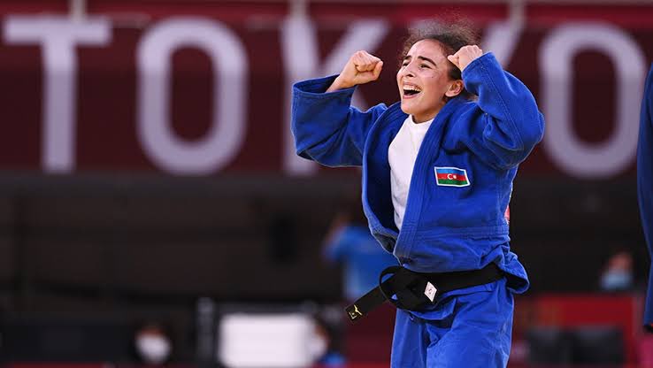 ChezaFoundation's tweet photo. Shahana Hajiyeva, mshindi wa medali ya dhahabu katika Paralimpiki Tokyo 2020 mchezo wa judo kwa wanawake wenye ulemavu wa macho. apigwa marufuku maisha baada ya kugundulika ana uwezo wa kuona kabisa. #Paralympics #Judo #BlindSports https://t.co/f2TX5yMbuP