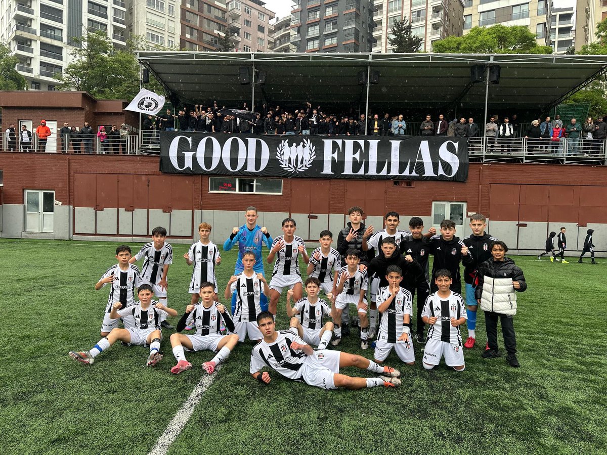 Bugün Fulya Hakkı Yeten Tesislerinde oynanan Beşiktaş JK-pendikspor U13 mücadelesinde takımımızı yalnız bırakmadık. Maçı savaşarak 4-0 kazanan futbolcularımızı yürekten kutluyoruz! 

Özkaynak geleneğimizdir, geleceğimizdir! 

#BesiktasOnTour