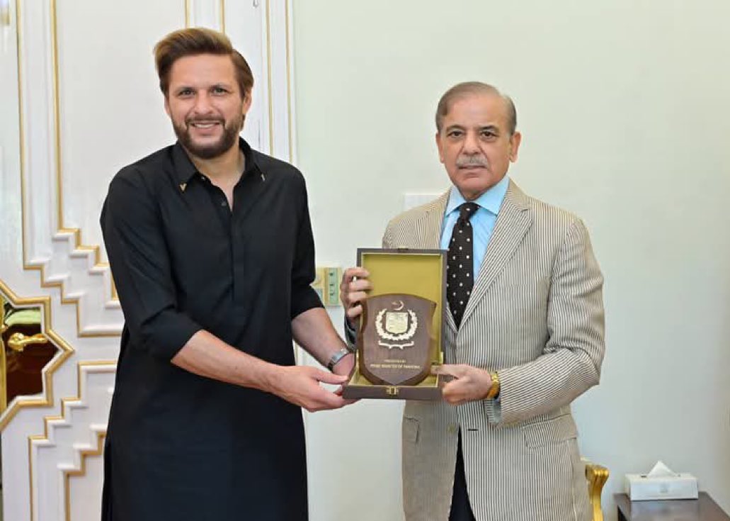 ان دونوں میں اگر پالش کا مقابلہ کروایا جائے تو کون جیتے گا؟ 🥾