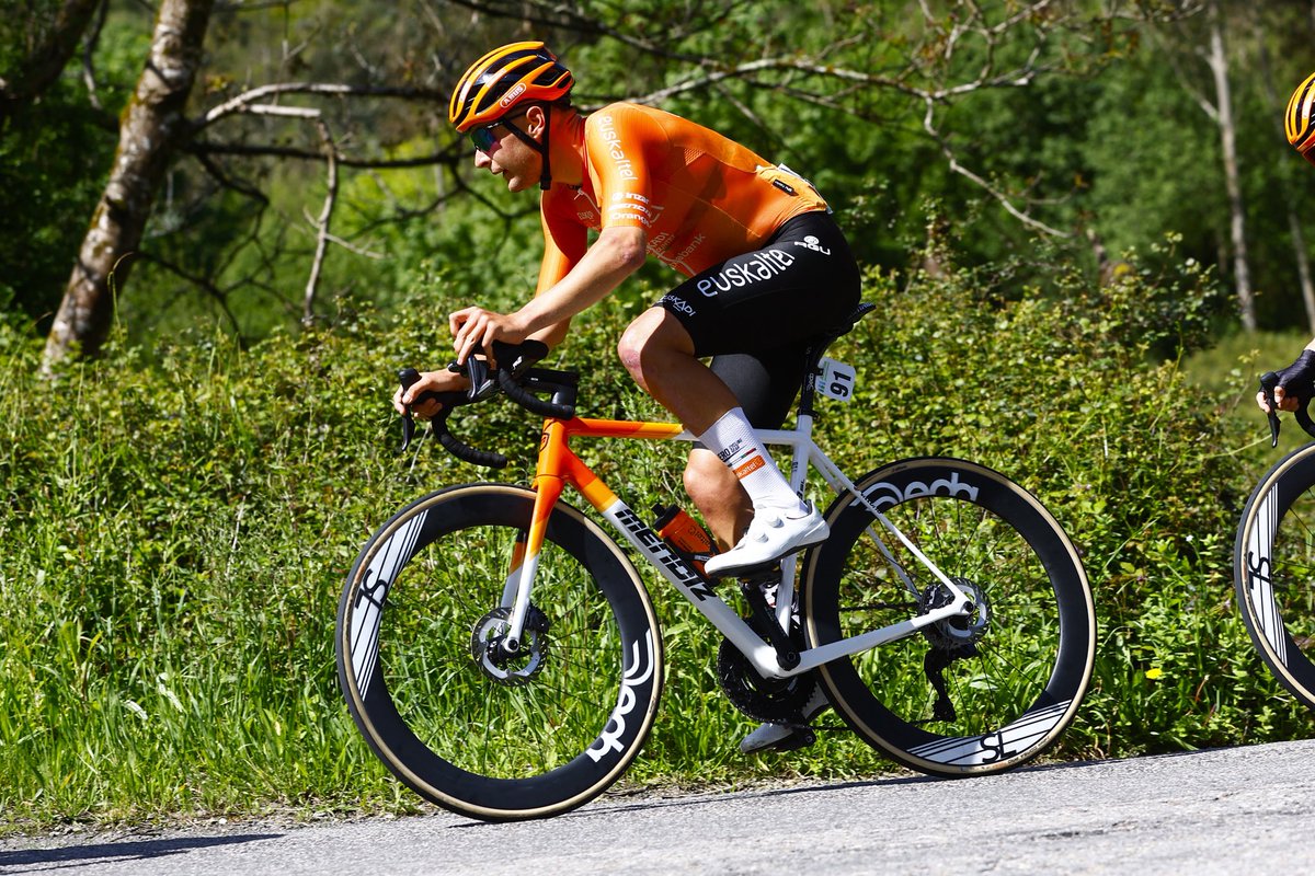Euskaltel Euskadi Team (@euskaltelteam) on Twitter photo 🚴🏽Ración doble de fuga hoy para #EuskaltelEuskadi
💪🏽#4JDD -n Paul Hennequin ihesita dugu eta #TdH100 -n Louis Sutton protagonista da ihesaldian puntuak biltzen tarteko sprintetan.
📸 <a href="/SprintCycling/">SprintCycling</a> 🚴🏽Ración doble de fuga hoy para #EuskaltelEuskadi
💪🏽#4JDD -n Paul Hennequin ihesita dugu eta #TdH100 -n Louis Sutton protagonista da ihesaldian puntuak biltzen tarteko sprintetan.
📸 <a href="/SprintCycling/">SprintCycling</a>