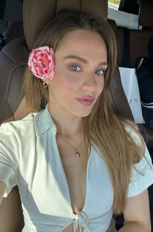 TelevizyonGaze's tweet photo. Sizce #MirayDaner  kimle partner olmalı ? https://t.co/vA7ii9jgA9
