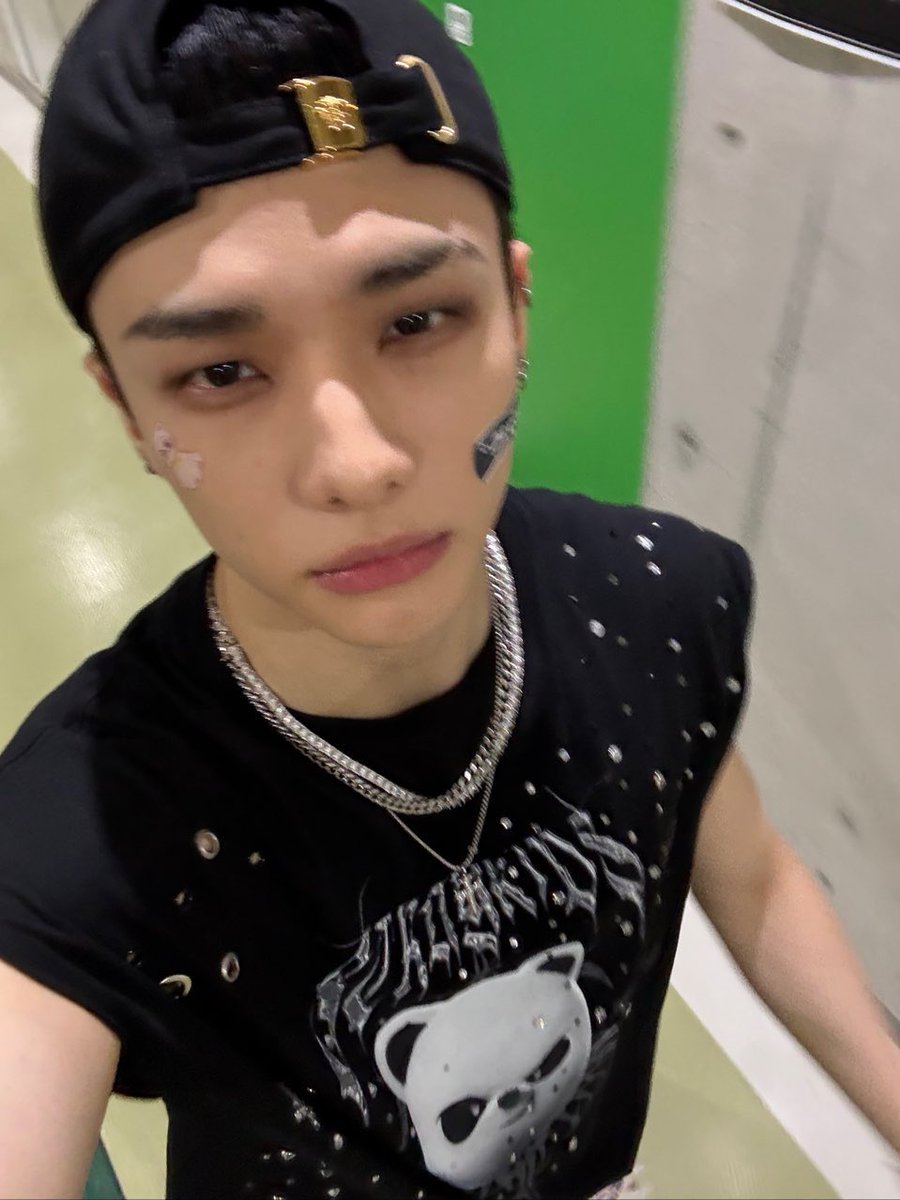 hyunjin pics tweet media