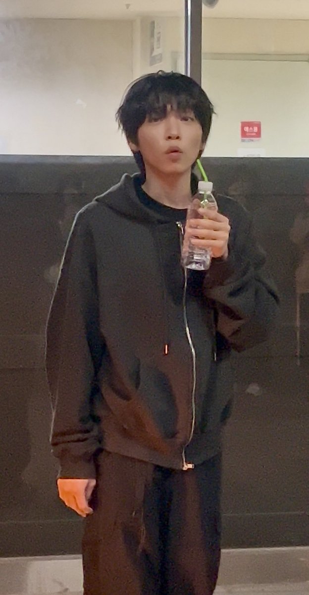 fortune_sw's tweet photo. 바세린에 여러 향이 있는지 진짜 몰랐던 표정이시다 (근데 나도 몰랐어요 세운아) https://t.co/pYGJQ9WmIU