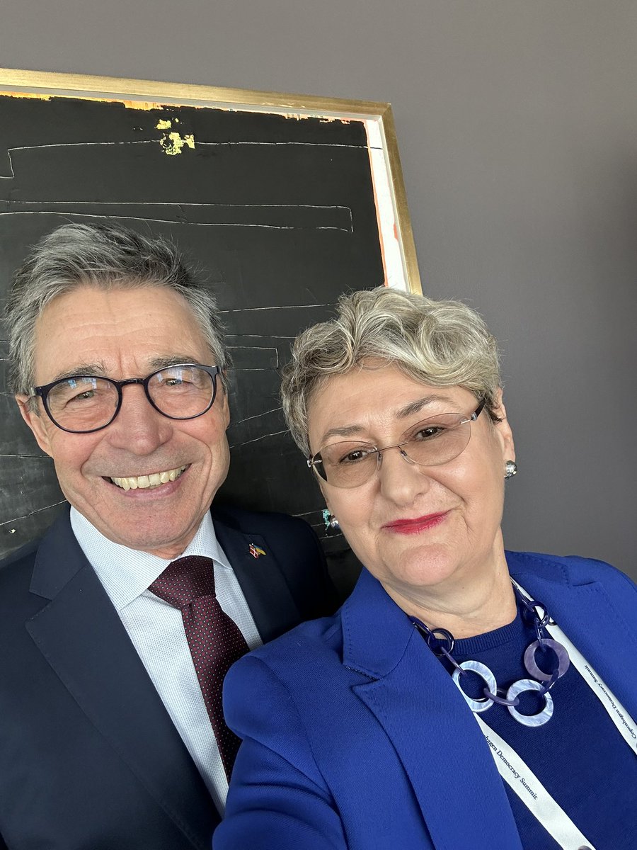 Oana Lungescu (@lungescuoana) on Twitter photo A bracing Copenhagen Democracy Summit #CDS2025, focused on ways to strengthen & defend our democracies at a critical time. <a href="/AndersFoghR/">Anders Fogh Rasmussen</a> the founder of <a href="/AoDemocracies/">Alliance of Democracies</a> is right that “Europe has relied for too long on cheap Russian gas, cheap Chinese goods & cheap US defense” A bracing Copenhagen Democracy Summit #CDS2025, focused on ways to strengthen & defend our democracies at a critical time. <a href="/AndersFoghR/">Anders Fogh Rasmussen</a> the founder of <a href="/AoDemocracies/">Alliance of Democracies</a> is right that “Europe has relied for too long on cheap Russian gas, cheap Chinese goods & cheap US defense”