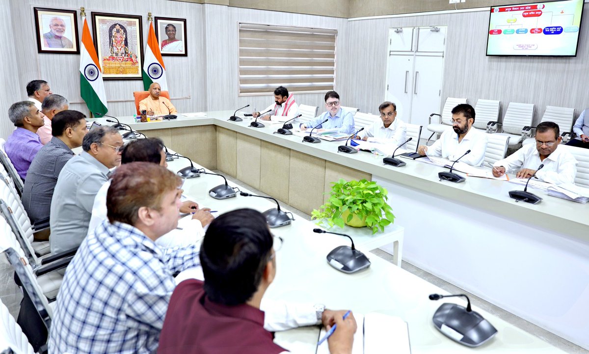 CMOfficeUP's tweet photo. #UPCM @myogiadityanath को अवगत कराया गया कि वर्तमान में प्रदेश में 2,127 आयुर्वेदिक, 259 यूनानी और 1,598 होम्योपैथिक चिकित्सा संस्थान संचालित हैं, जो आयुष सेवाओं को जनसामान्य तक पहुंचाने में महत्वपूर्ण भूमिका निभा रहे हैं। मुख्यमंत्री जी ने निर्देश देते हुए कहा कि इन संस्थानों की कार्यप्रणाली को और अधिक प्रभावी बनाने के लिए निरंतर मॉनिटरिंग की जाए और आवश्यकतानुसार संसाधन उपलब्ध कराए जाएं।