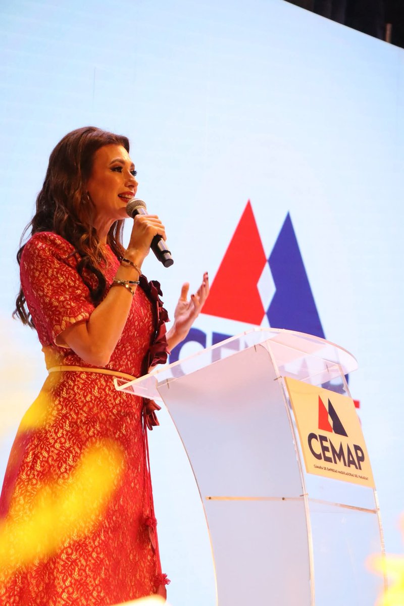 MaquilaParaguay's tweet photo. Celebramos los 25 años de la CEMAP.
La presidenta, Lic. @CarinaDaher, dio la bienvenida destacando los logros del sector. Agradecemos al ministro @JavierGimenezGZ @MIC_PY por sus palabras de aliento.
El conversatorio con Sophia marcó un hito histórico.
#CEMAP25 https://t.co/w2cakf7dHN
