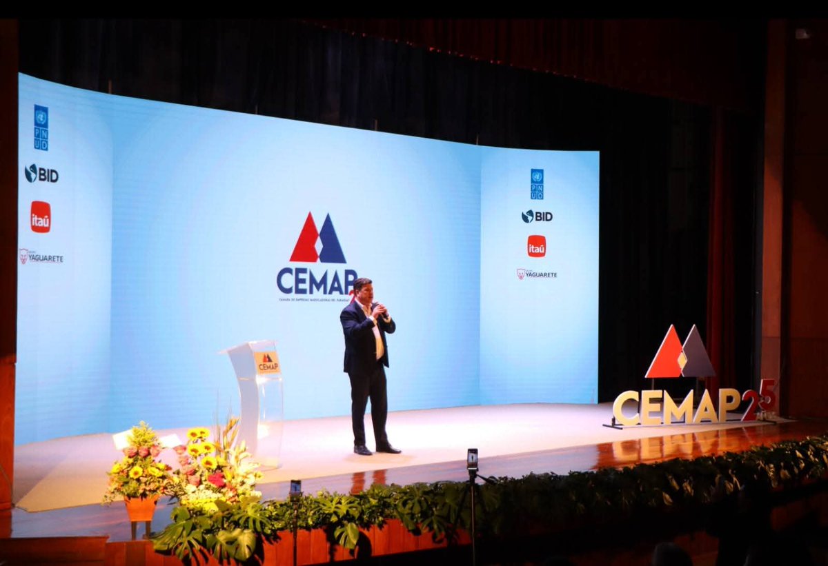 MaquilaParaguay's tweet photo. Celebramos los 25 años de la CEMAP.
La presidenta, Lic. @CarinaDaher, dio la bienvenida destacando los logros del sector. Agradecemos al ministro @JavierGimenezGZ @MIC_PY por sus palabras de aliento.
El conversatorio con Sophia marcó un hito histórico.
#CEMAP25 https://t.co/w2cakf7dHN