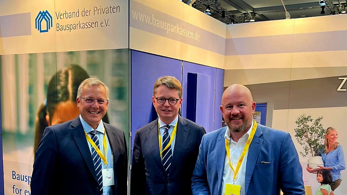 Verband_VdPB's tweet photo. Beim #FDPParteitag Gespräche mit dem neuen FDP-Chef Christian Dürr, MdEP Glück, Dr. Reuther (PKV), M. Theurer (Bundesbank) & M. Link. Eigentum bleibt Aufstiegsmotor – wir bleiben im Dialog.
#VdPB #Bauen2025 #Wohneigentum https://t.co/RW7epMTTKi