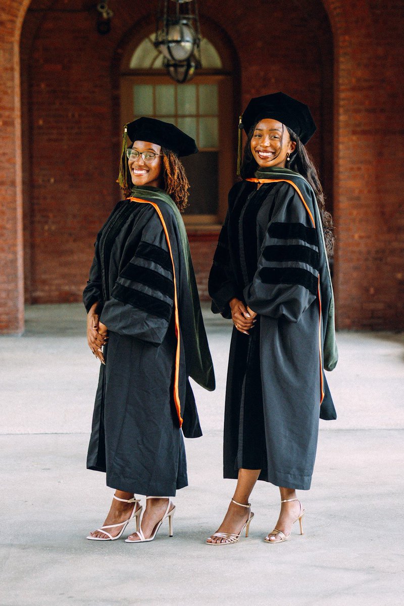 AiM__4's tweet image. you know what’s better than one black female doctor?

two black female doctors. 
🇭🇹x🇯🇲