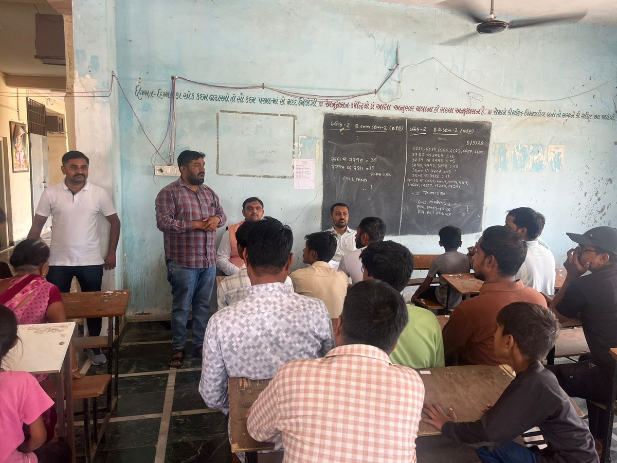 એમ.ડી. કહોર આર્ટસ, કોમર્સ કોલેજ, જસદણ ખાતે  સિવિલ ડિફેન્સમાં સ્વયંસેવક તરીકે નામાંકન માટે જાગૃતિ કેમ્પમાં હાજરી આપી નવયુવાનોને રાષ્ટ્રસેવામાં ભાગીદાર થવા તેમજ દેશને સશક્ત,સુરક્ષિત બનાવવા યોગદાન આપવા સમજુત કરી સ્થળ પર જ નામાંકન કરવામાં આવેલ. <a href="/CMOGuj/">CMO Gujarat</a> <a href="/InfoGujarat/">Gujarat Information</a> <a href="/CollectorRjt/">Collector Rajkot</a>