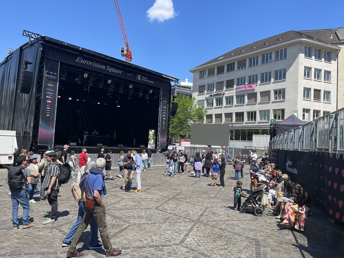 Der kleinste ESC seit langem: Basel bereitet sich aufs Finale vor.

Selfies am Rhein und Bühne in der Innenstadt  #Eurovision