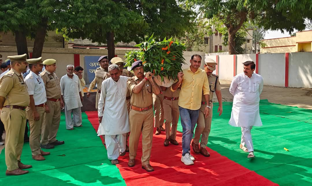कर्तव्य पथ पर अपना सर्वस्य बलिदान करने वाले मनोज भाई आपने हम सबके सामने एक महान उदाहरण प्रस्तुत किया है l 
आपको शत शत नमन 🙏🙏🙏

आपके परिवार को इस असीम क्षति का सामने करने की शक्ति प्रभु प्रदान करे l 
ओम शाँति 🙏🙏

#SupremeSacrifice
#UPPolice