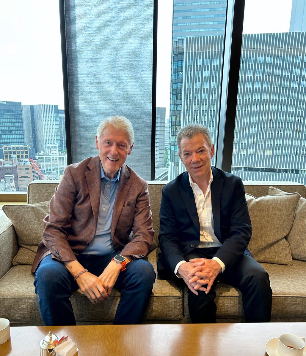Juan Manuel Santos (@juanmansantos) on Twitter photo En Tokio, tuve el gusto de encontrarme con un gran amigo de Colombia, <a href="/BillClinton/">Bill Clinton</a>. Coincidimos en que, en un mundo cada vez más polarizado, es urgente promover la moderación frente al auge del extremismo. En Tokio, tuve el gusto de encontrarme con un gran amigo de Colombia, <a href="/BillClinton/">Bill Clinton</a>. Coincidimos en que, en un mundo cada vez más polarizado, es urgente promover la moderación frente al auge del extremismo.