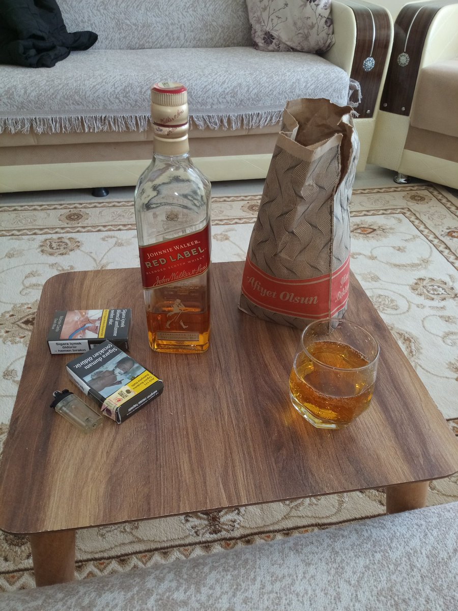 Biraz ekran başladık içmeye galiba akşam için kimler var çift arkadaşlar yerimiz müsait alkol sınırsız