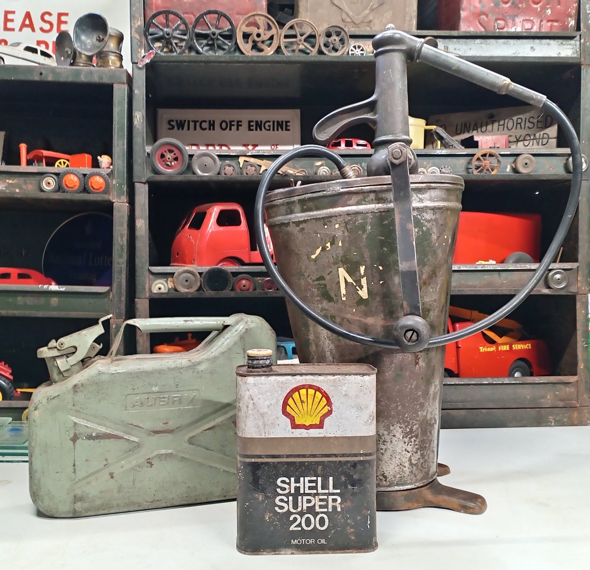 The cleaning is going to wait to later on while the sun is out! ☀️
#MotoringHistory
#WhatsInYourShed